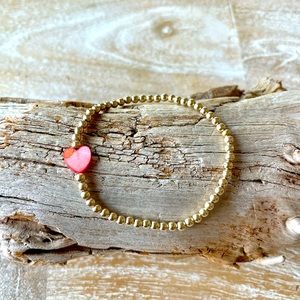 Heart💘
Handmade 14k gold filled stretch shell heart bracelet